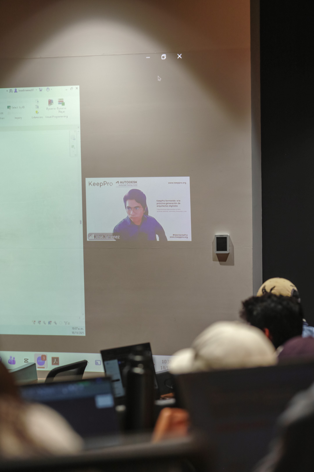 Explicación de Revit Estructuras frente a la pantalla con el equipo de Keeppro